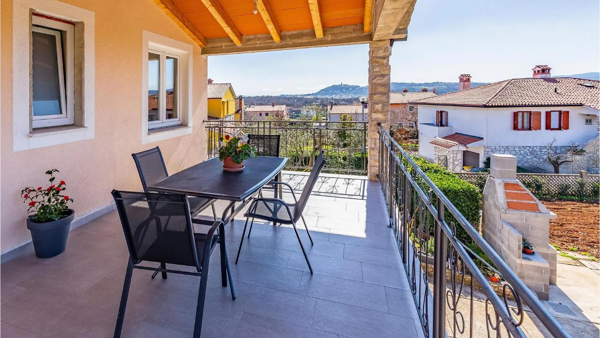 2 Bedroom Cozy Apartment In Labin Labin